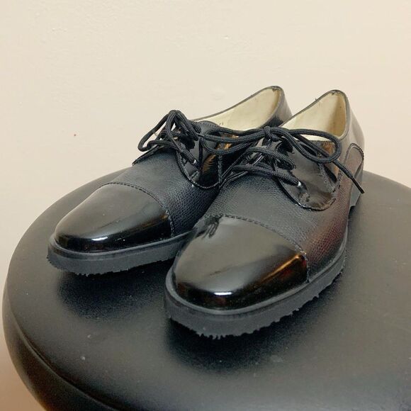 CLEARANCE! Black Ferragamo Leather Oxford Flats Size 4.5 NWOT - Picture 1 of 9